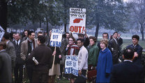 Az amerikai blokád ellen tüntető fiatalok a londoni Hyde parkban, 1962. október (kép forrása: Wikimedia Commons)