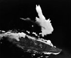 A Jamato csatahajó légitámadás alatt, 1945. április 7. (kép forrása: Wikimedia Commons)