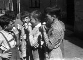 Fagyizó fiúk 1957-ben (Fortepan)