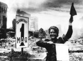 A mosolygós orosz rendőrkisasszony a lerombolt Berlin közepén mutatja az utat a szovjet csapatoknak
