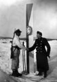 Varsás Miklós őrmester kezet fog egy lengyel katonával, a lengyel-magyar határon (háttérben egy csehszlovák címeres határoszlop) a kárpátaljai bevonuláskor (1939. 