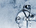 1965-ben Alekszej Leonov volt az, aki végrehajtotta a történelem első űrsétáját, miután kilépett a Voszhod-2-ből