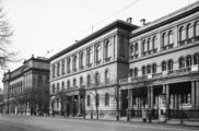A Steindl Imre tervezte Múzeum körúti épületbe 1910 előtt a Műegyetem, utána a Tudományegyetem hallgatói jártak