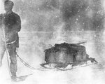 Strindberg az egyik rendkívül túlrakodott szánnal a jégen (kép forrása: Wikimedia Commons)