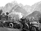 Olasz tábornokok autókonvoja a Karni-Alpokban, 1915.