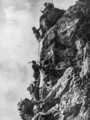 Olasz csapatok másznak felfelé a Monte Nero (ma Krn, Szlovénia) szikláin a második isonzói csata idején, 1915.