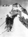 Egy olasz alpesi ezred tagjai hagynak el egy szállásként használt civil kőházat az Alpokban, 1915.