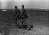 Német katonák egy átalakított tandemkerékpár segítségével fújnak fel egy hőlégballont, 1914.
