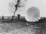 Német katona segít egy ejtőernyővel megmenekült megfigyelőnek kiszabadulni, 1918 tavasza