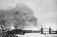 Füst száll fel a londoni kikötőből 1940. szeptember 7-én
