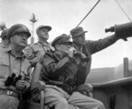 Douglas MacArthur tábornok 1950. szeptember 15-én a USS Mount McKinley fedélzetén