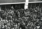 Védlevélre várakozó tömeg a Svájci Követség Idegen Érdekek Képviseletének kivándorlási osztályának Vadász utcai épülete előtt (1944) (Fortepan / Archiv für Zeitgeschichte ETH Zürich / Agnes Hirschi)
