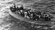 A Titanic utolsó mentőcsónakja az RMS Carpathia gőzös közelében