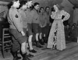 Marlene Dietrich tréfásan ellenőrzi az amerikai katonák lábát 1944-ben Belgiumban