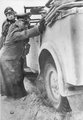 Rommel részt vesz sárban ragadt parancsnoki autója kiszabadításában (kép forrása: Wikimedia Commons)
