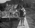 Egy nő pózol kutyájával a lillafüredi Hámori-tónál, háttérben a Palotaszálló (1931)