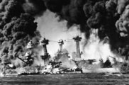 A USS West Virginia csatahajó lángol a Pearl Harbor elleni japán támadás során, 1941. december 7.