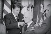 Ronald Reagan elnök James H. Doolittle tábornoknak átadja a negyedik tábornoki csillagot 1985 áprilisában. Doolittle volt az első négycsillagos tábornok az amerikai légierő tartalékos alakulatainak történetében.