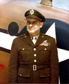 Doolittle egy repülő mellett valamikor 1944-1945 körül. A vakmerő akcióért Franklin Roosevelt elnök a Kongresszusi Becsületrend kitüntetésében részesítette.