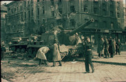 Fegyveresek és járókelők egy harcképtelenné tett ISU-152-es szovjet rohamlöveg körül a József körúton, a Corvin köznél 