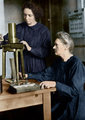Irène Joliot-Curie az anyjához hasonlóan Nobel-díjat kapott. A kitüntetést férjével megosztottan vehette át 1935-ben.