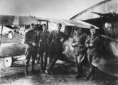 Az első világháború amerikai pilótaásza, Eddie Rickenbacker bajtársaival Franciaországban. A vadászpilóták körében különösen népszerű volt élénkítő hatása miatt a kokain.