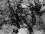 Alvó brit katona Thiepvalnál a somme-i csata idején, 1916. A brit katonák rendszerint rumot kaptak a lelkileg megterhelő feladatok, mint például a senki földjén át vezető rohamok előtt. A kutatók szerint a rum jó eséllyel tartalmazhatott kokaint is.