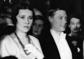 Edward walesi herceg Thelmával, azaz Lady Furness-szel a Lily Christine című film éjféli előadásán a londoni Haymarketben található Plazában, 1932.