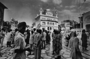 A szikhek elbarikádozták magukat az amritszári Aranytemplomban, mire az indiai hadsereg a Kékcsillag hadművelet keretében megrohamozta a szentélyt