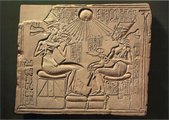 Ehnaton, Nofertiti és gyermekeik ábrázolása egy egyiptomi reliefen <br /><i>PhotoStore</i>