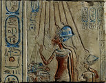 Ehnaton és Nofertiti áldozatot mutatnak be Atonnak