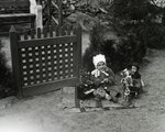 Színes kis kompánia a kertkapu tövében, 1932 (Fortepan/Hanser Mária)