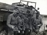 Magyar katonák a keleti fronton 1942-ben a Rába 38M Botond előtt (Fortepan / Marics Zoltán)