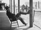 Henry Fonda (1905 - 1982) Wyatt Earp szerepében a Clementina, kedvesem című 1946-os filmben, amely az O.K. Corral-i lövöldözéshez vezető eseménysorozatot dolgozza fel John Ford rendezésében