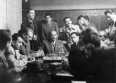 Kossuth Lajos tér, parlamenti szoba 1956. október 23-án. Szemben ül Nagy Imre miniszterelnök, a kép jobb szélén könyvekkel a kezében Sinkovits Imre színművész, 1956. (Fortepan/Fortepan/Album023)