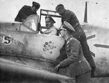 A szivarozó Galland saját Bf 109-ese pilótafülkéjében. A gép oldalán látható az oda festett, szintén szivarozó Mickey egér.