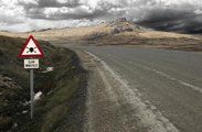 Aknákra figyelmeztető tábla egy út mellett a Kelet-Falkland szigetén lévő főváros, Stanley közelében (kép forrása: Wikimedia Commons)