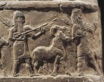 Zenészeket ábrázoló sztélé a kassú korból, Kr. e. 12. század. A kassú kor a béke és stabilitás időszaka volt, amelynek során Babilon ismét Mezopotámia politikai központjává vált.