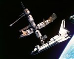 A Mir űrállomás egy amerikai űrsiklóval összekapcsolódva (kép forrása: Wikimedia Commons)