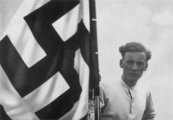 A Hitlerjugend tagja horogkeresztes zászlóval egy tömeggyűlésen 1935 körül