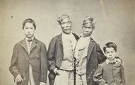 Csang és Eng egy-egy fiukkal valamikor 1865 és 1875 között (kép forrása: Wikimedia Commons)