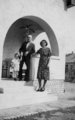 Falusias miliő az OTI (Országos Társadalombiztosító Intézet) által építtetett Angyalföld-Magdolnavárosi kislakásos telep egyik házánál, 1941. (Fortepan/Anderle Lajosné)