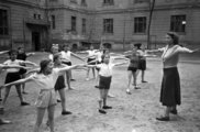 Újraindult az élet. Tutaj utcai iskolások tornaórája, 1949. (Fortepan/Kovács Márton Ernő)