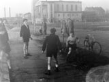 Gyerekbirodalom az Újpesti rakpart Ipoly és Gogol utca közötti szakaszán, 1953. (Fortepan/Szent-tamási Mihály)