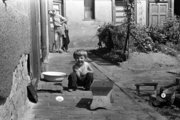 Gyerekélet egy kerületi udvarban, 1958. (Fortepan/Chuckyeager tumblr)