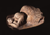 A Ħal-Saflieni-i hipogeumban felfedezett szobor a feltételezések szerint egy alvó anyaistennőt jelképez, avagy esetleg az örök alvás és a halál reprezentációja