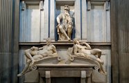 Lorenzo Medici síremléke Michelangelo szobraival