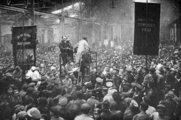 Üzemi értekezlet a petrográdi Putyilov gyárban, 1917. Pattanásig feszült a helyzet.