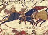 A kárpit vélhető megrendelője, Odo bayeux-i püspök ábrázolása a hastingsi csata közepette, kezében buzogánnyal