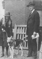 Roosevelt és lánya, Anna a kutyájával, 1920.